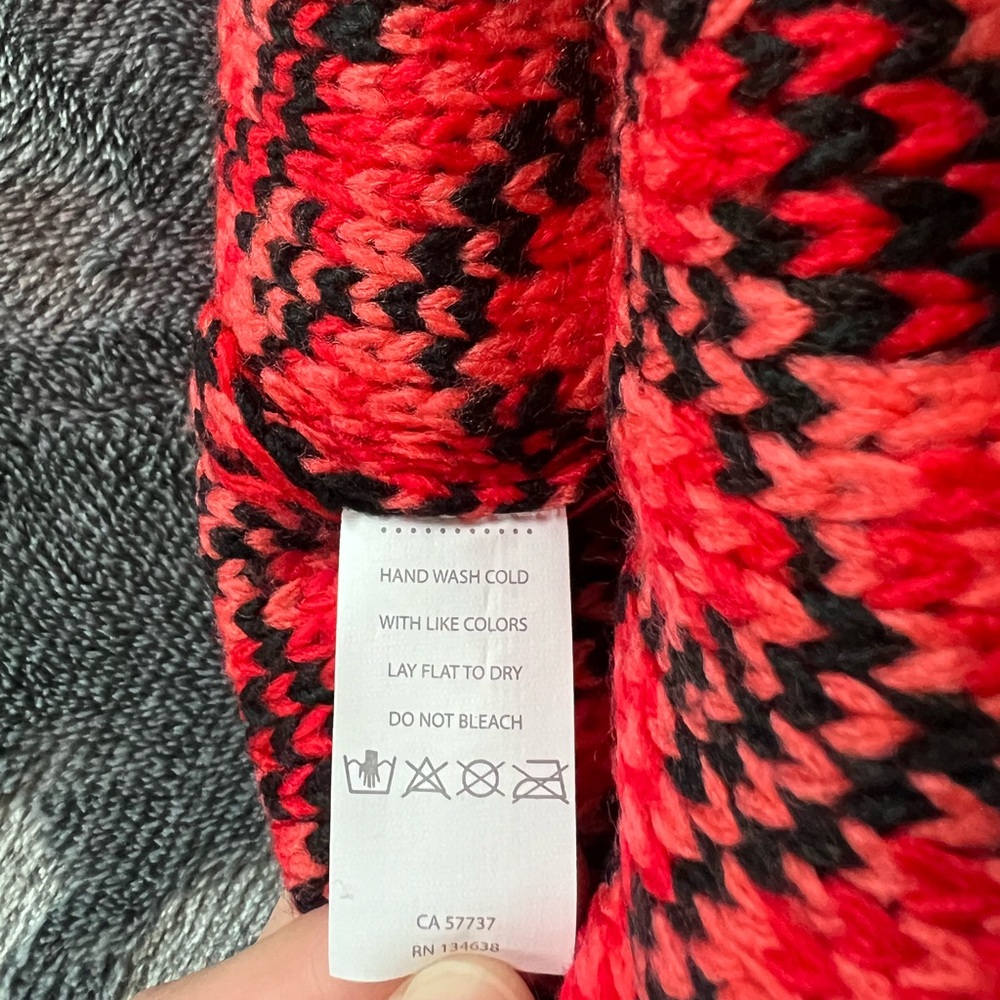 NWT Fabletics Red Leopard Beanie with Pom Pom - Picture 8 of 8